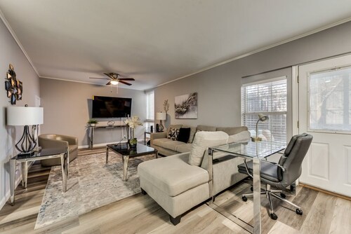 GP56A - Stylish 4BD Condo | Six Flags| Grand Prairie