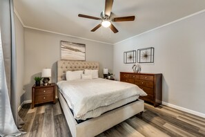 4 bedrooms, desk, iron/ironing board, free WiFi - GP56A –World Cup Stay - 10 min to AT&T - Sleeps 8 - Public Transit (Grand Prairie)