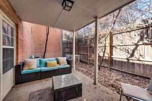 Terrace/patio - GP56A –World Cup Stay - 10 min to AT&T - Sleeps 8 - Public Transit (Grand Prairie)