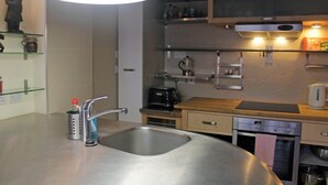 A modern kitchen with a stainless steel sink, a coffee machine, and a built-in oven. - Royal Mile Mansions by Edinburgh City Apartments (Edinburgh)