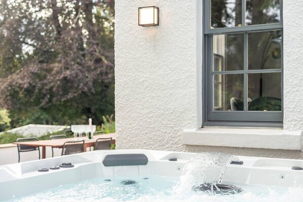 House, Multiple Beds | Bathroom | Separate bathtub and shower, deep-soaking bathtub, hair dryer, towels