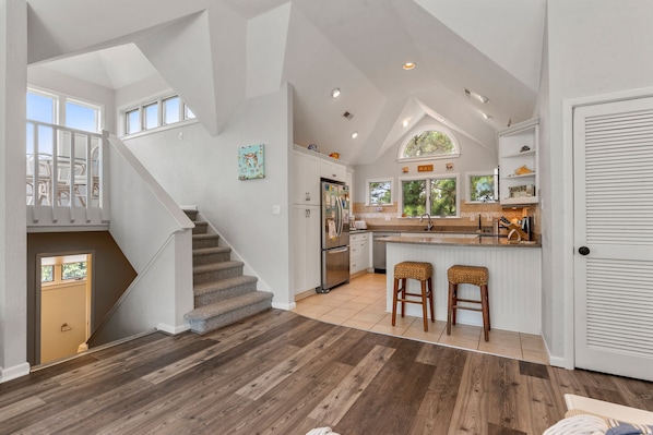 Køleskab, mikrobølgeovn, ovn, kogeplade