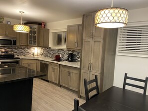 Private kitchen - Peaceful getaway just 2 min walk t the lake (Tiny Township)