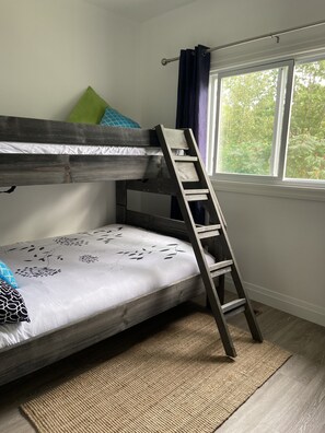 3 bedrooms, WiFi - Peaceful getaway just 2 min walk t the lake (Tiny Township)