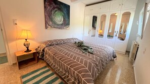 3 bedrooms, desk, iron/ironing board, WiFi