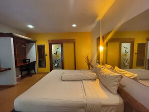 3 bedrooms, in-room safe, desk, free WiFi