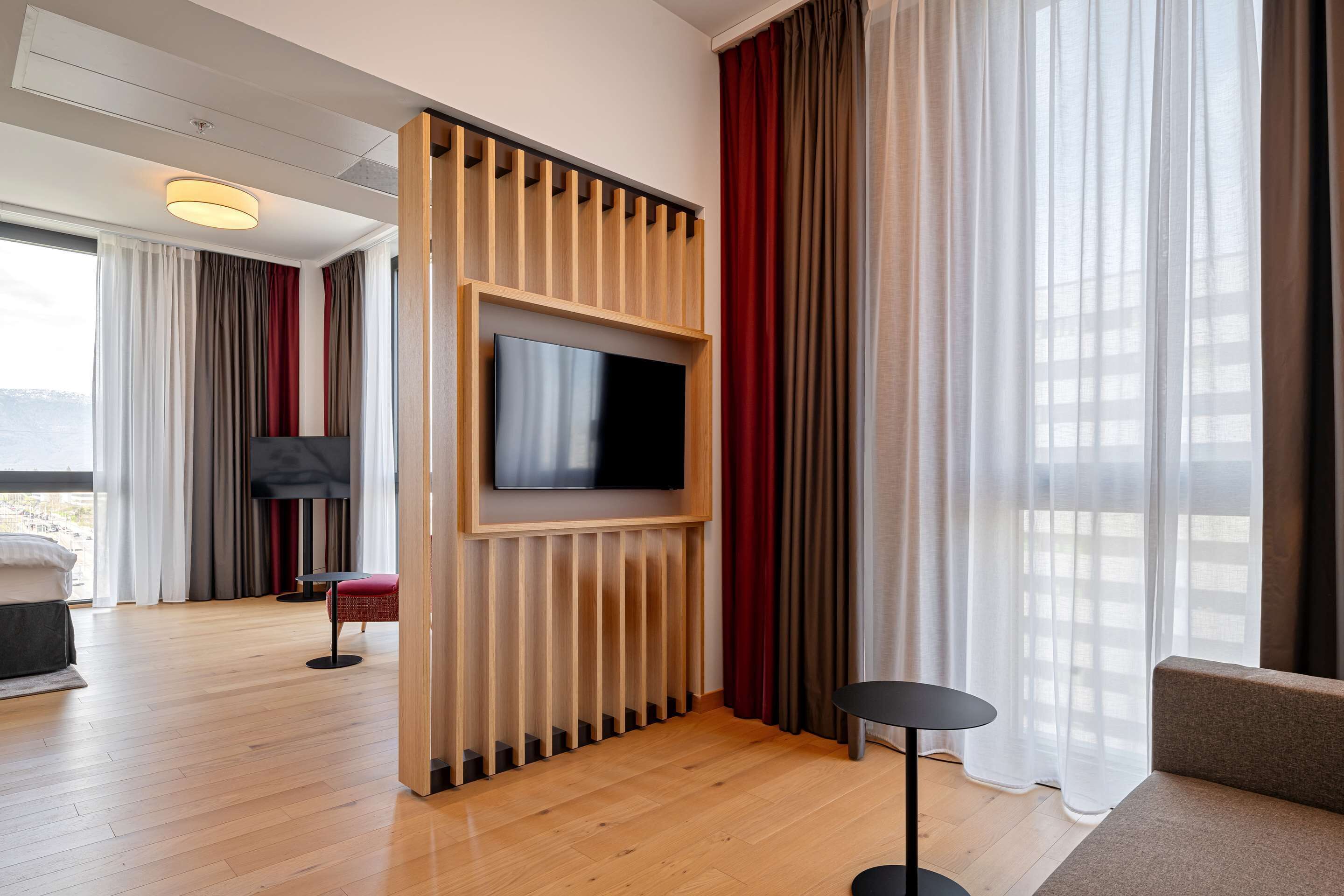 junior suite | 1 bedroom, minibar, in-room safe, desk