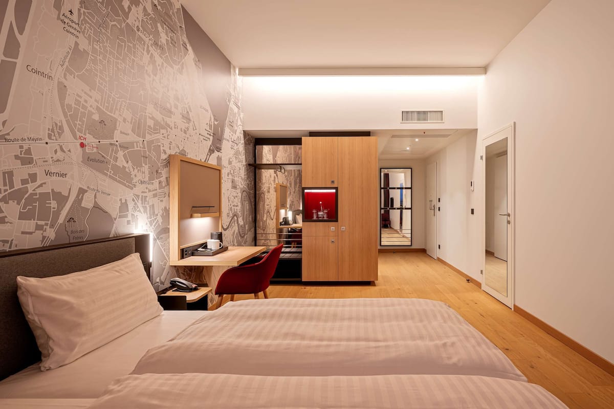 Double Room, Accessible | 1 bilik tidur, bar mini, peti besi dalam bilik, meja