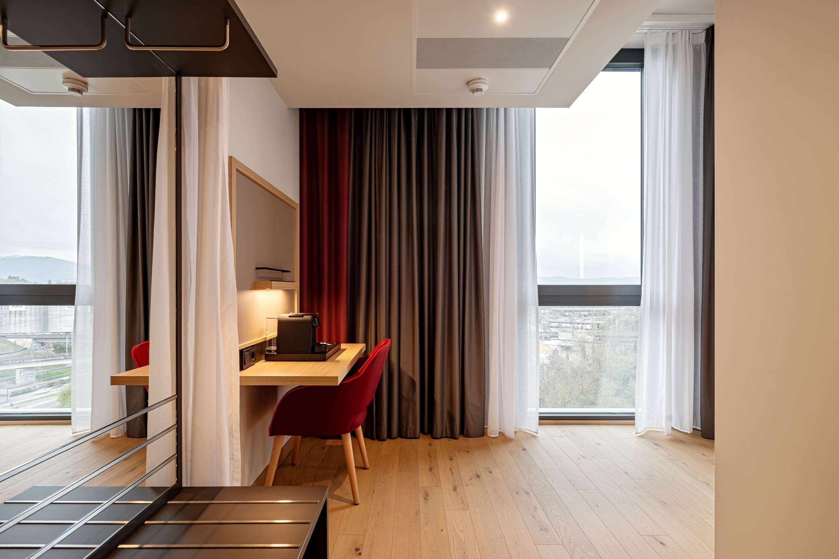 junior suite | 1 bedroom, minibar, in-room safe, desk