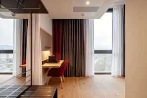 Suite junior | Minibar, caja de seguridad en la habitación y escritorio