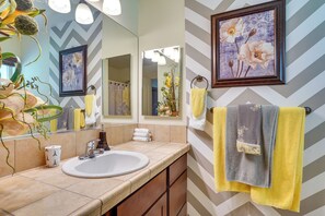 Hair dryer, towels - Yuma Family Home w/ Covered Patio + Grill! (Yuma)