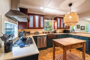 Køleskab, mikrobølgeovn, ovn, kogeplade