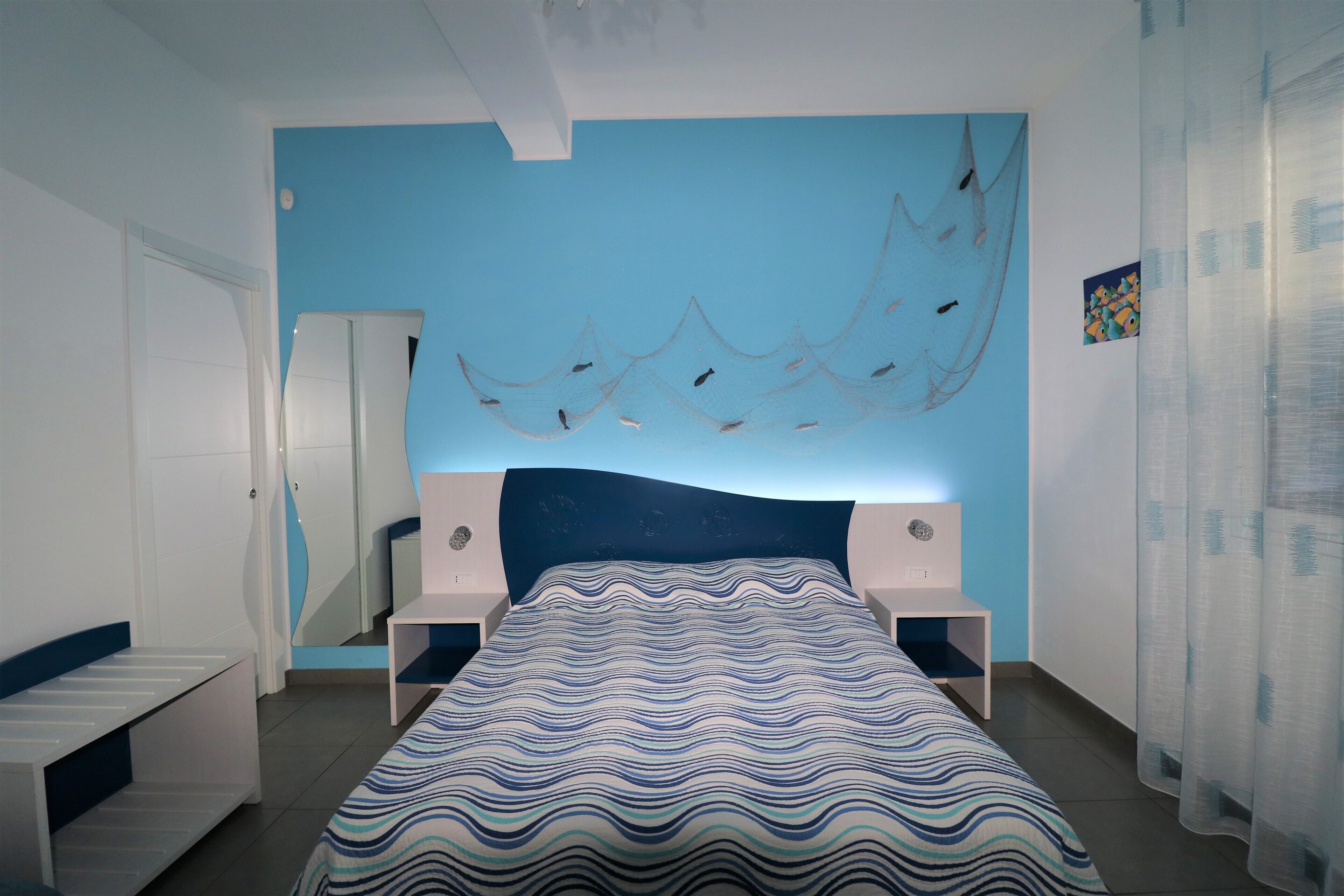 Familjerum för fyra | Värdeförvaringsskåp på rummet, individuell inredning och unika möbler