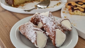 Una mesa de postres con una rebanada de pastel y dos platos de pastelería.