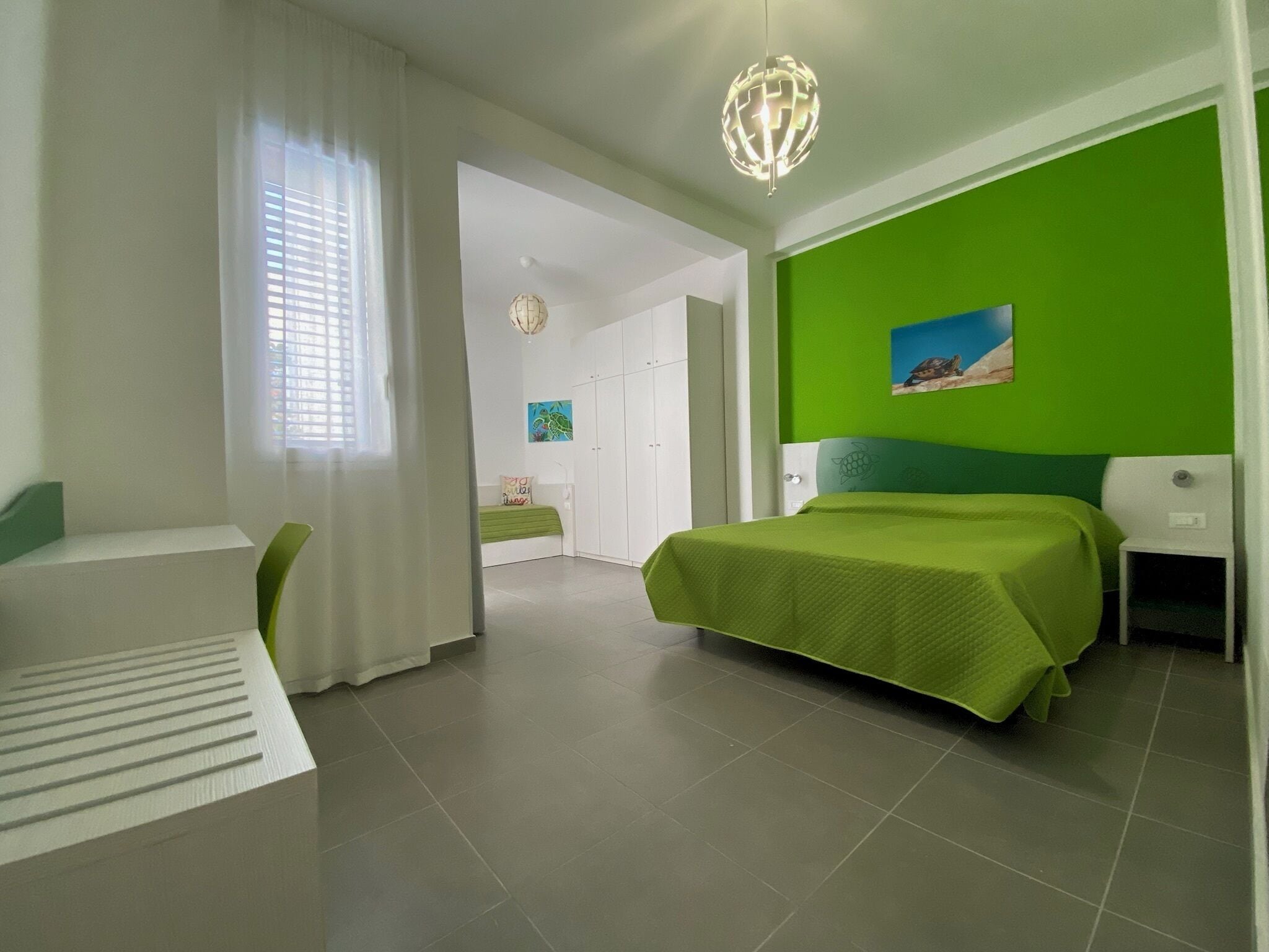 Quarto quádruplo família | Cofres nos quartos, individualmente decorados