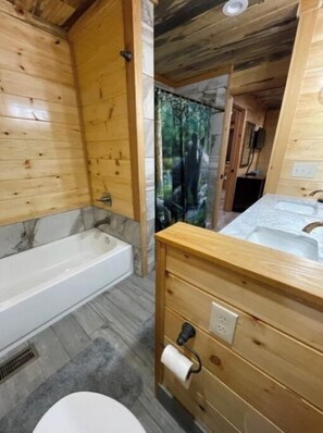 Bathtub, towels, soap, toilet paper - 1-BR cabin just 5 minutes to Great Smoky Mountains National Park on Cosby Creek (Cosby)