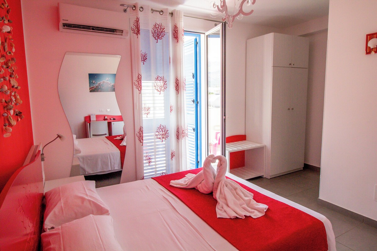 Een hotelkamer met een bed, een kledingkast, een badkamer en een douche.