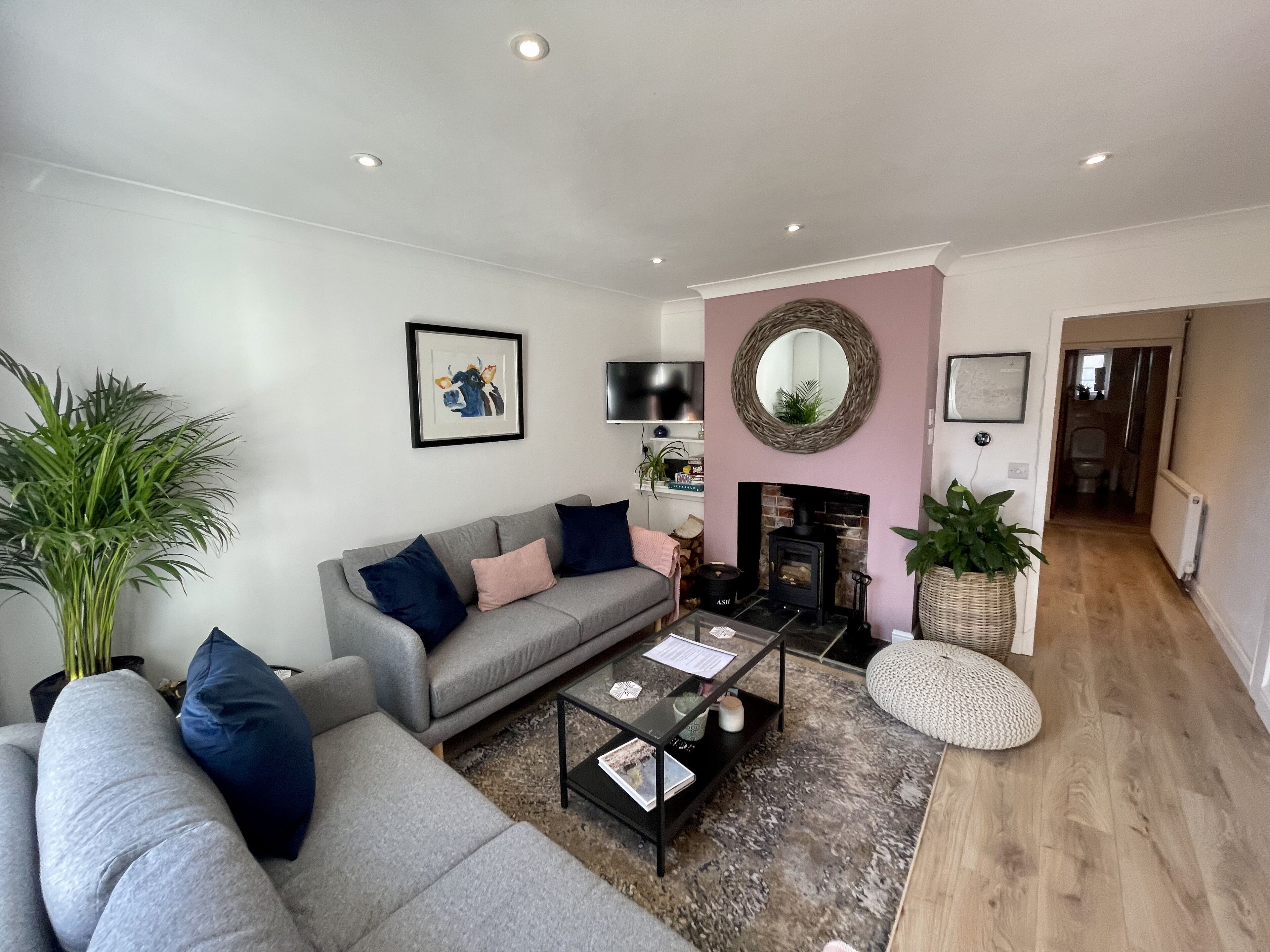 Smart TV, fireplace