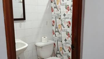 Standaard tweepersoonskamer, 1 tweepersoonsbed | Badkamer | Een douche, zeep, shampoo, toiletpapier