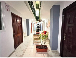 Coin salon dans le hall