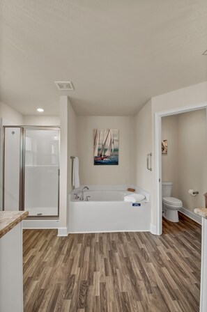Combined shower/bathtub, hair dryer, towels - Stunning Coastal Retreat, Built 2022 - Casa Mar (Sebastian)