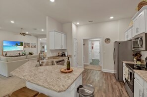 冰箱、微波炉、烤箱、炉灶