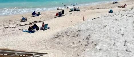 Vlak bij het strand, ligstoelen aan het strand, strandlakens