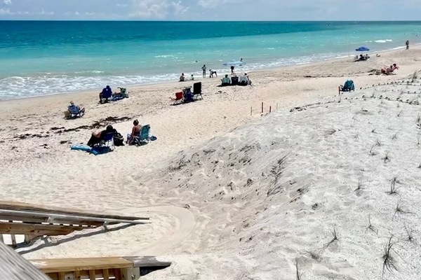 Beach nearby, sun-loungers, beach towels