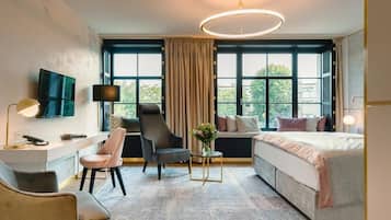 1 bedroom, hypo-allergenic bedding, minibar, in-room safe