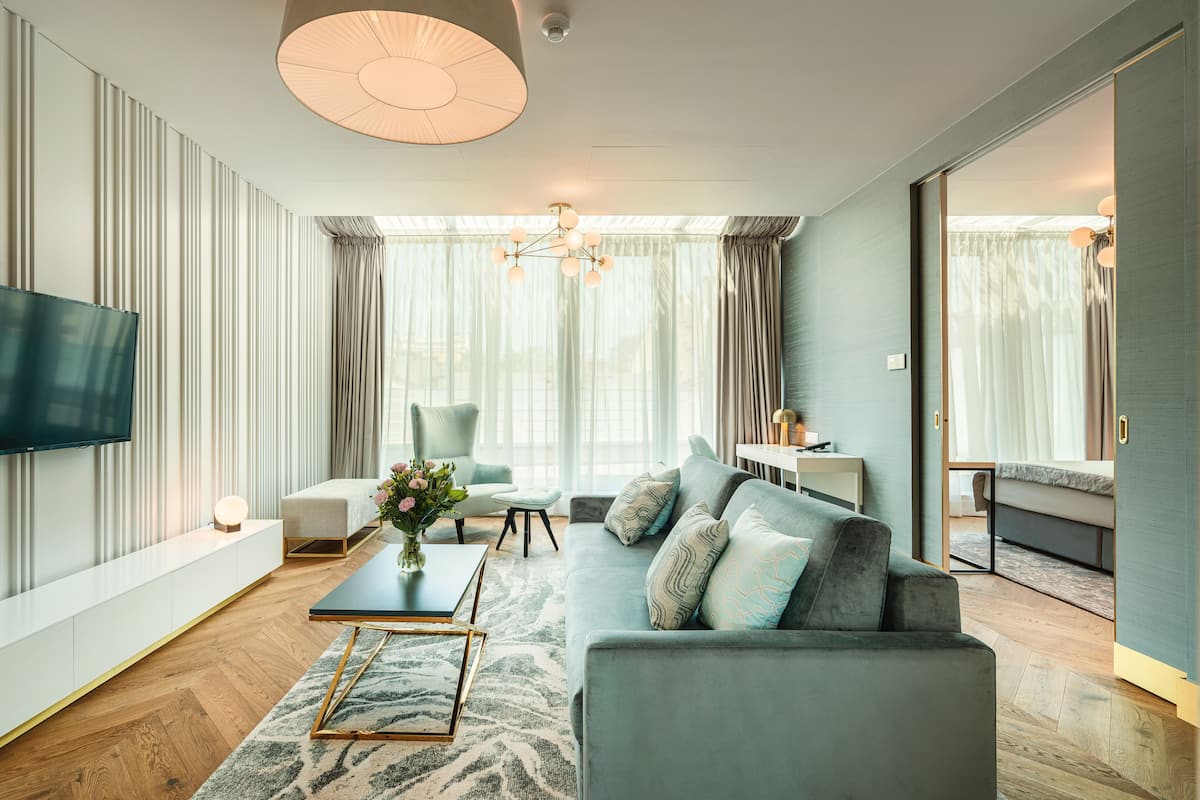 Phòng Suite Cao cấp | Bộ đồ giường kháng dị ứng, nệm có lớp đệm bông, minibar 