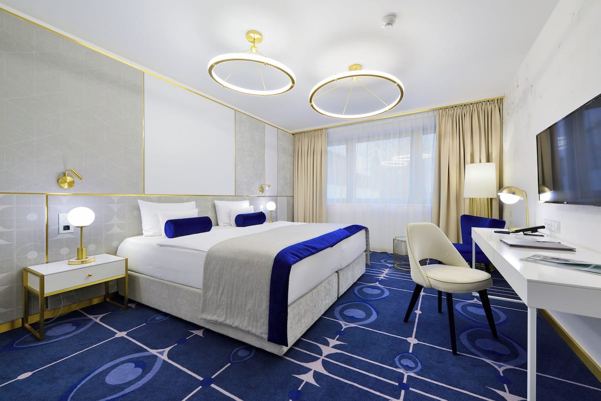 Phòng đôi hoặc 2 giường đơn Deluxe | Bộ đồ giường kháng dị ứng, nệm có lớp đệm bông, minibar 