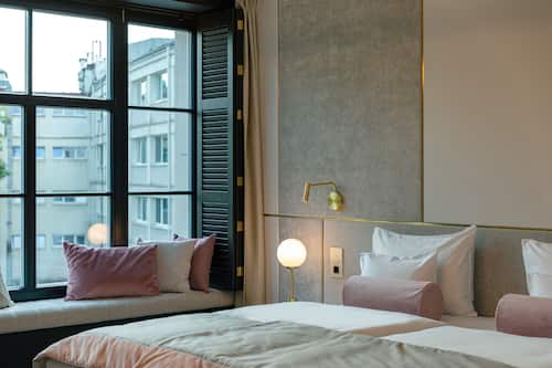 Literie hypoallergénique, minibar, coffres-forts dans les chambres