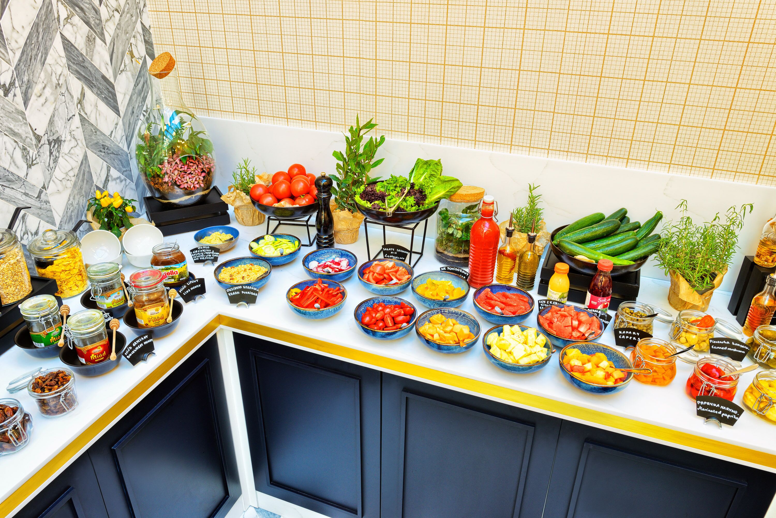 Un tavolo del buffet con diversi cibi e condimenti.