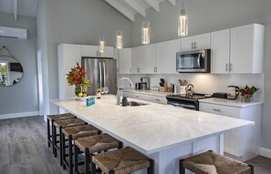 Jääkaappi, mikroaaltouuni, kahvin-/teenkeitin, vedenkeitin