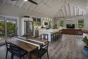 奢华别墅 | 起居区 | 55-英寸智能电视 （配备数码频道）、电视