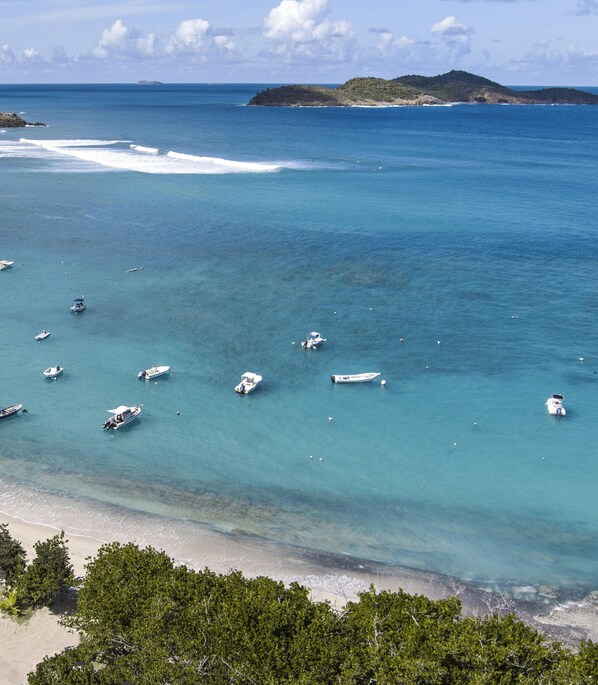 Rannalla, valkoista hiekkaa, rantabaari