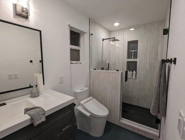 Regadera, toallas, jabón, papel de baño 