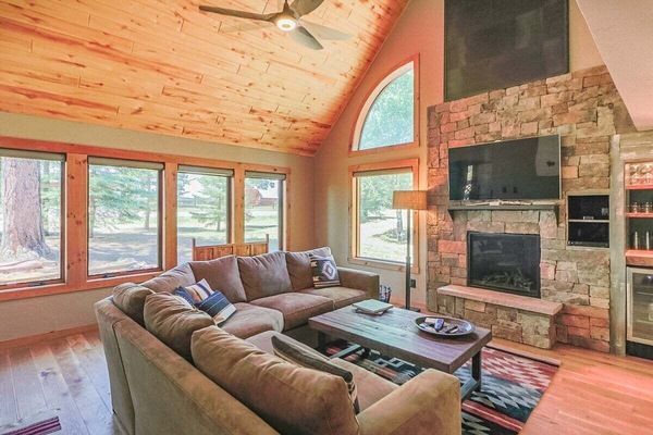 Smart TV, fireplace