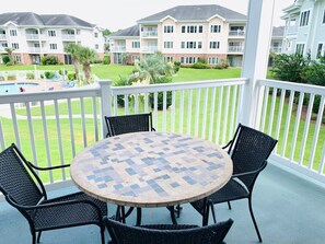 Outdoor dining - Magnolia North beautiful vacation condo (Myrtle Beach)