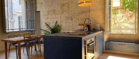 Réfrigérateur, micro-ondes, four, plaque de cuisson