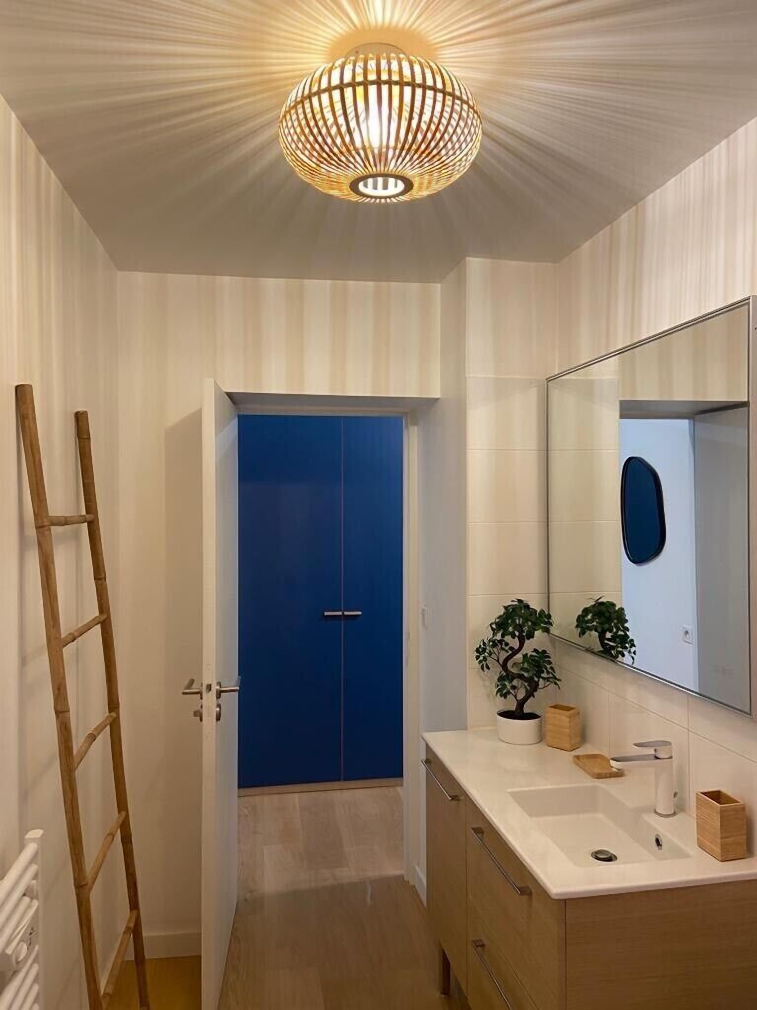 Een bad, handdoeken, zeep, toiletpapier