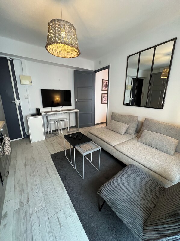 Smart TV - Coquettish 2 Rooms Air-conditioned St Raphaël town center & train station beaches and port 900 m away (Saint-Raphaël)