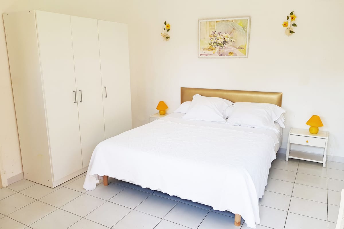 Luxury Room | Free WiFi, bed sheets