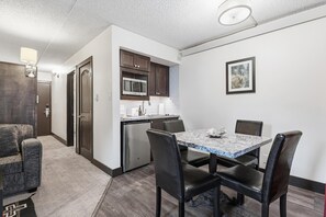 Studio, 1 Queen-Bett und Schlafsofa (Lift House Lodge, Remodeled Downtown ) | Speisen