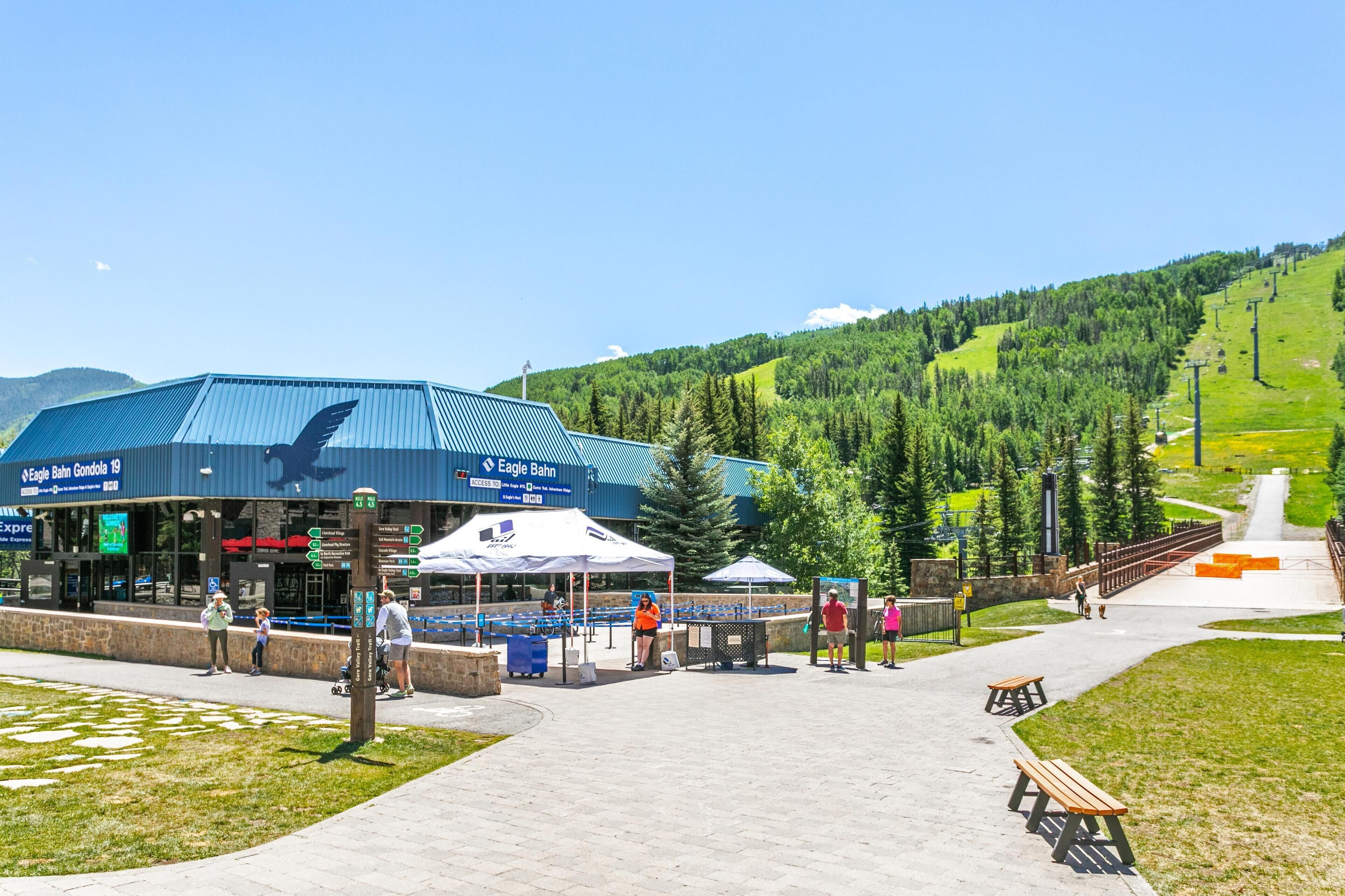 Un b âtiment avec un toit bleu et une enseigne sur laquelle on peut lire « Eagle Bahn Gondola 19 ».
