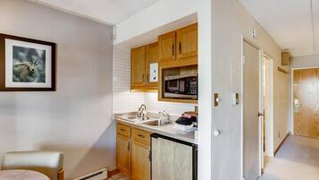 Studio, 1 Queen Bed with Sofa bed (Lift House Lodge, Vail Lionshead Stud) | Private kitchen