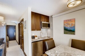 開放式客房, 1 張加大雙人床和 1 張沙發床 (Lift House Lodge, Downtown Lionshead ) | 私人廚房