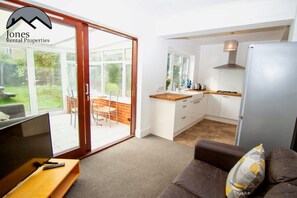 Living area - Granby Grove Townhouse - Sleeps 8- 4 Bedrooms (Southampton)