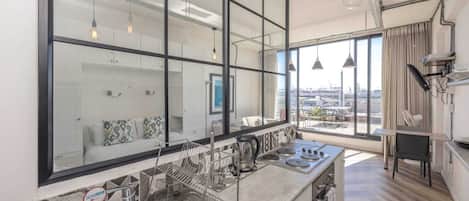 Refrigerador, microondas, horno, placa de cocina