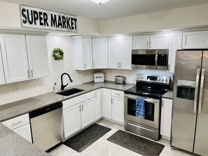 Microwave, oven, dishwasher, toaster - Cheerful 4-Bed 2.5-Bath Home (Newburgh)